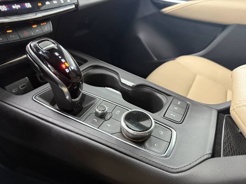 Used 2024 Cadillac XT4 Luxury w/ Cold Weather Package FWD image 23