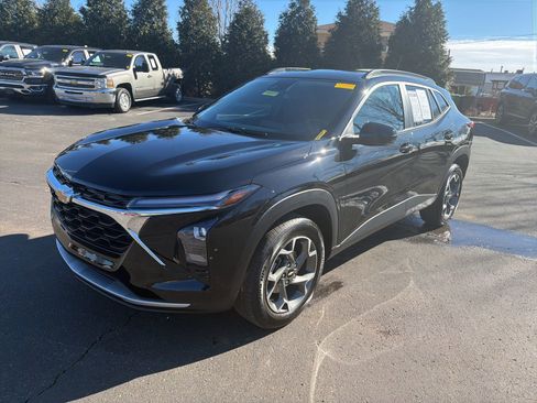 Used 2024 Chevrolet Trax LT w/ Driver Confidence Package image 9