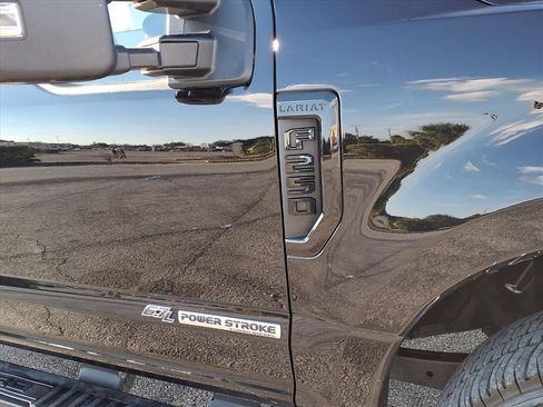 Used 2022 Ford F250 Lariat w/ Black Appearance Package image 11