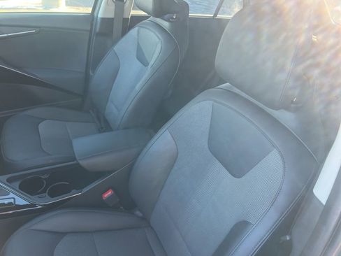 Certified 2023 Kia Niro EX image 5