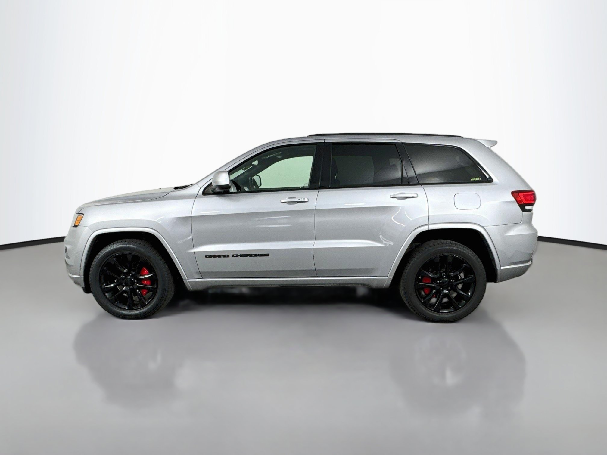 Used 2019 Jeep Grand Cherokee Altitude AWD/4WD image 4
