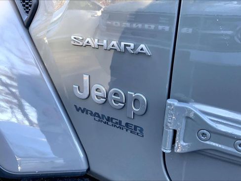 Used 2018 Jeep Wrangler Unlimited Sahara w/ Dual Top Group image 29
