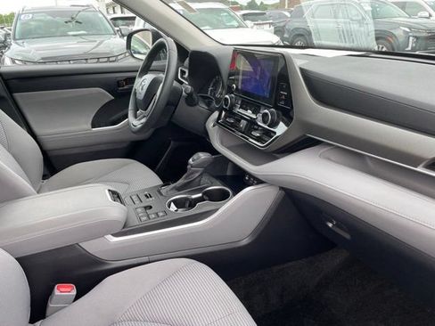 Used 2024 Toyota Highlander LE AWD/4WD image 8