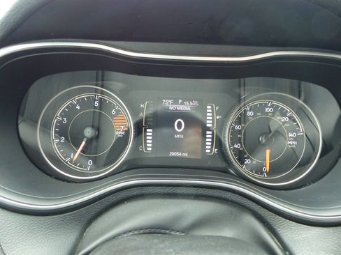 Used 2020 Jeep Cherokee Latitude Plus w/ Comfort/Convenience Group AWD/4WD image 43