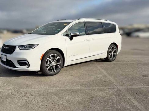 New 2026 Chrysler Pacifica Pinnacle image 1