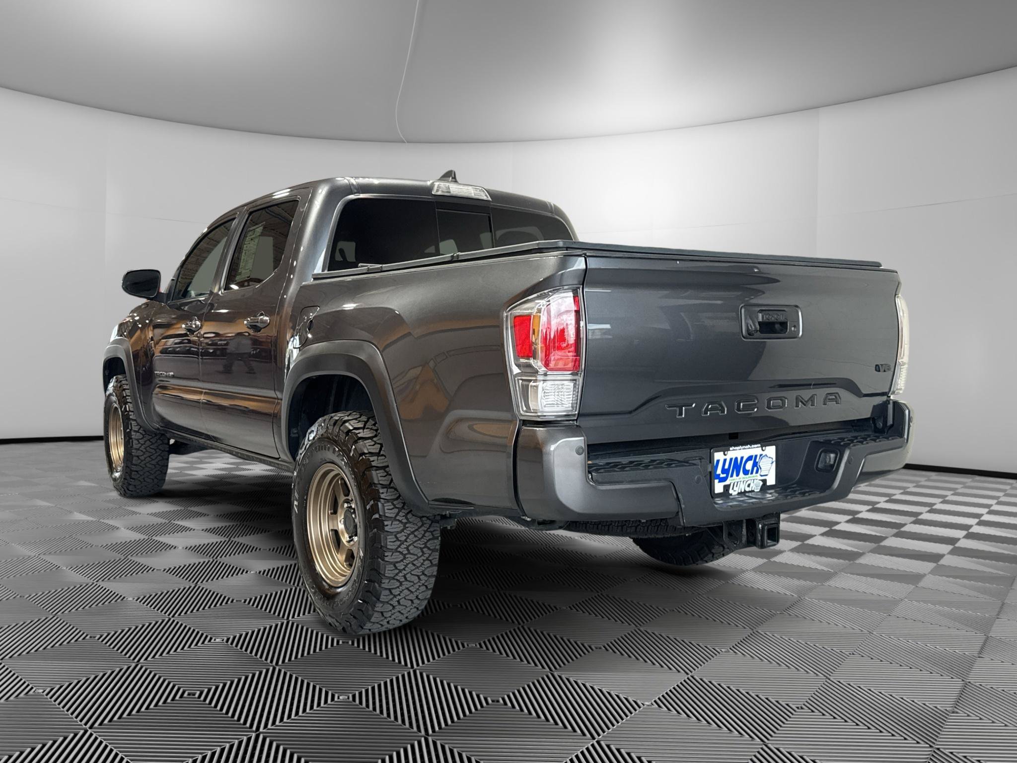 Used 2023 Toyota Tacoma TRD Off-Road w/ Technology Package AWD/4WD image 3