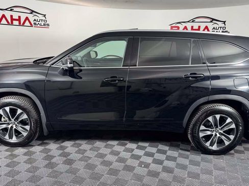 Used 2021 Toyota Highlander XLE AWD/4WD image 4