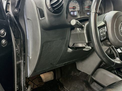 Used 2017 Jeep Wrangler Sahara AWD/4WD image 17