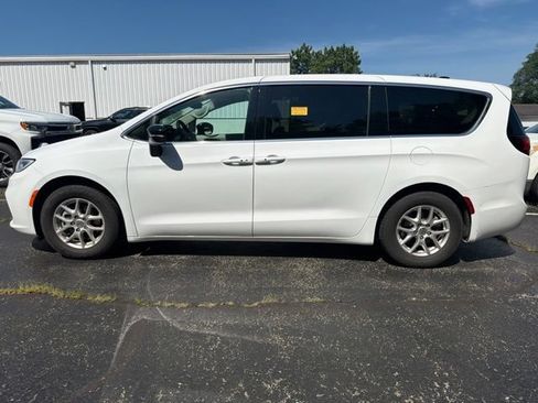 Used 2024 Chrysler Pacifica Touring-L FWD image 6
