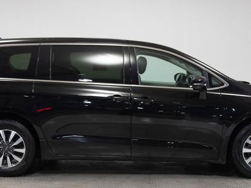 Used 2024 Chrysler Pacifica Limited FWD image 17