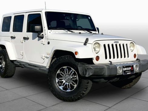 Used 2013 Jeep Wrangler Unlimited Sahara w/ Connectivity Group AWD/4WD image 2