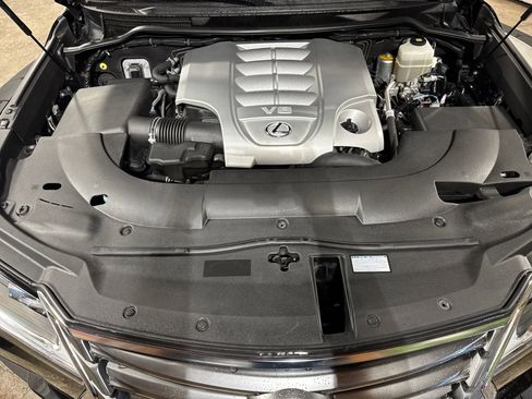 Used 2018 Lexus LX 570 4WD w/ Luxury Package image 32