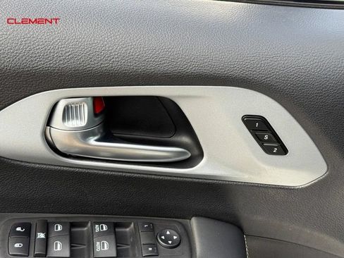 Used 2024 Chrysler Pacifica Limited FWD image 22