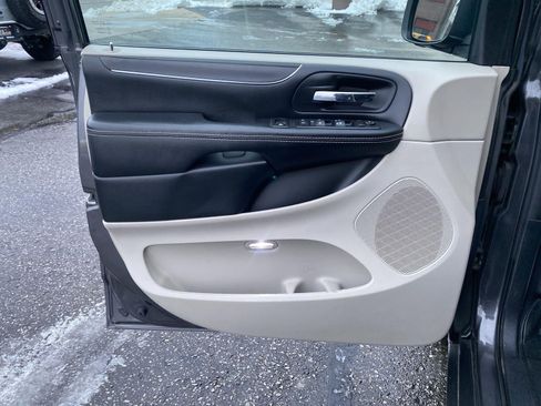 Used 2017 Dodge Grand Caravan SXT image 13