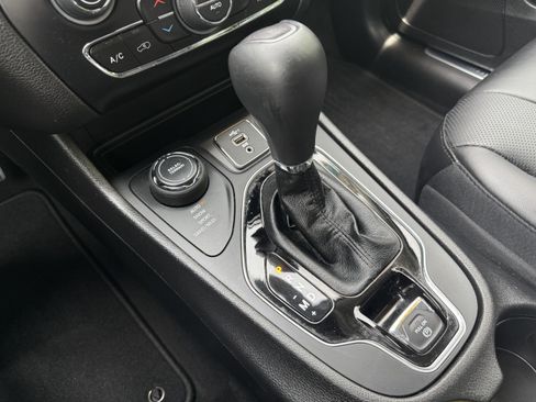 Used 2021 Jeep Cherokee Limited AWD/4WD image 26