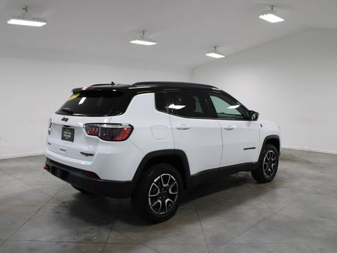 Used 2025 Jeep Compass Trailhawk w/ Trailer Tow Group AWD/4WD image 9