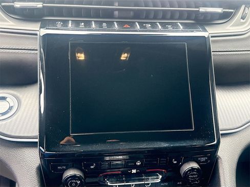 Used 2024 Jeep Grand Cherokee Altitude image 13