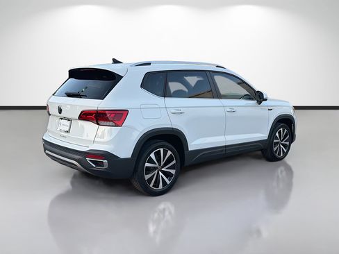 Used 2023 Volkswagen Taos SE w/ Panoramic Sunroof Package FWD image 3