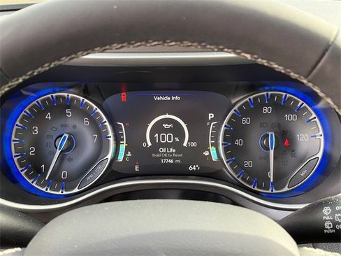 Used 2024 Chrysler Pacifica Touring-L image 22