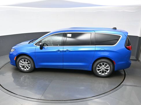 New 2026 Chrysler Pacifica Select AWD/4WD image 23