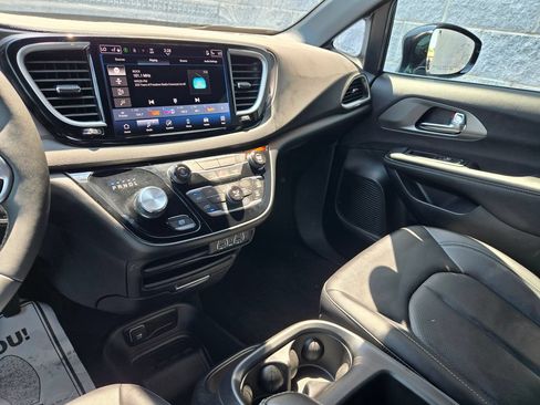 Used 2025 Chrysler Pacifica Select FWD image 23