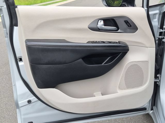 Used 2024 Chrysler Pacifica Touring-L FWD image 30