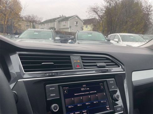 Used 2022 Volkswagen Taos SE image 32