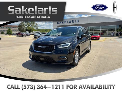 Used 2023 Chrysler Pacifica Touring-L FWD image 1