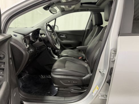 Used 2019 Chevrolet Trax LT w/ Sun & Sound Package image 14