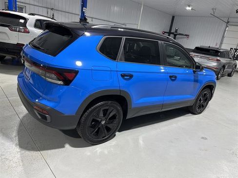 Certified 2025 Volkswagen Taos SE image 7