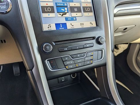 Used 2018 Ford Fusion SE w/ Fusion SE Technology Package image 26