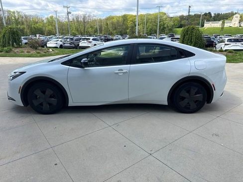 Used 2025 Toyota Prius LE FWD image 5