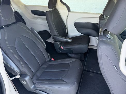 Used 2023 Chrysler Voyager LX image 21