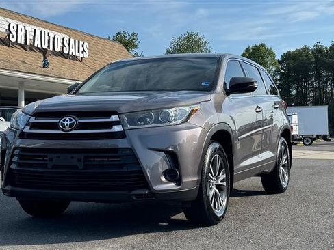 Used 2017 Toyota Highlander LE w/ Protection Package #3 AWD/4WD image 2
