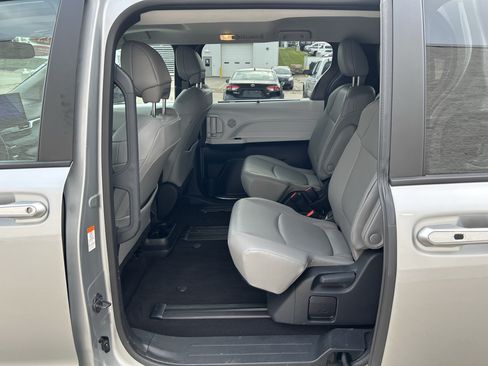 Certified 2025 Toyota Sienna XLE FWD image 18