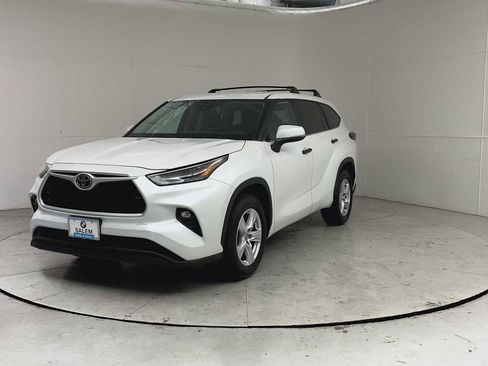 Used 2023 Toyota Highlander LE FWD image 6