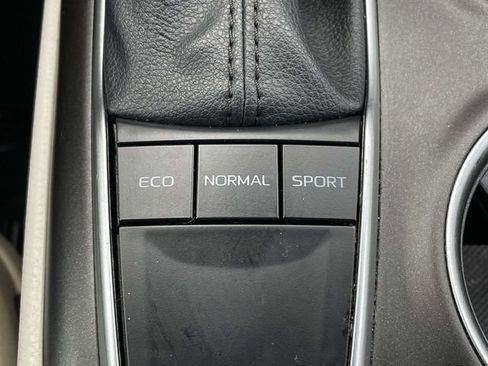 Used 2022 Toyota Camry LE image 33