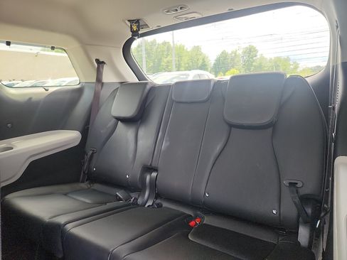 Used 2024 Kia Carnival EX FWD image 28