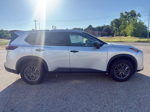 Used 2024 Nissan Rogue S FWD image 8
