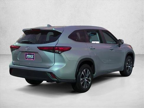 Used 2023 Toyota Highlander XLE FWD image 5