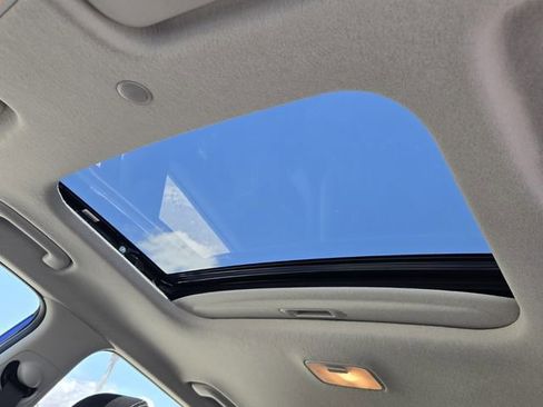 Used 2025 Hyundai Venue SEL image 16