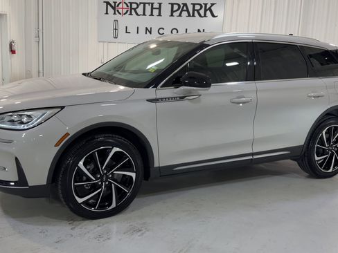 Used 2024 Lincoln Corsair Reserve image 6