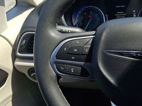 Used 2022 Chrysler Pacifica Touring-L image 22