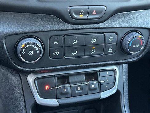 Used 2024 GMC Terrain SLE image 24