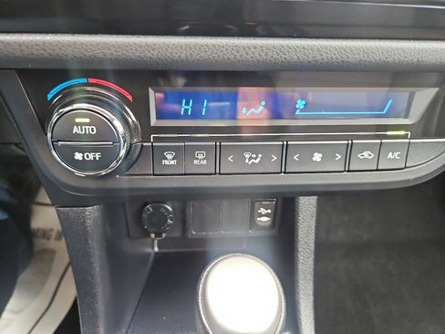 Used 2015 Toyota Corolla S image 32