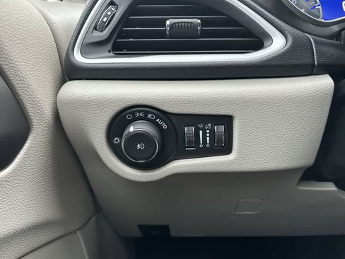 Certified 2024 Chrysler Pacifica Touring-L image 16