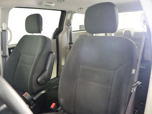 Used 2018 Dodge Grand Caravan SE FWD image 25