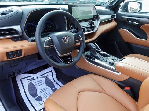 New 2026 Toyota Highlander Platinum image 15