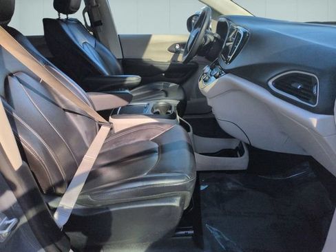 Used 2023 Chrysler Pacifica Touring-L FWD image 29