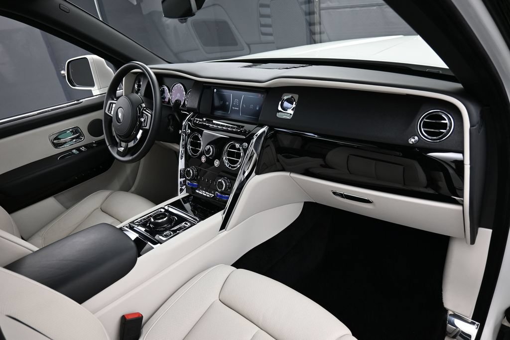 Certified 2022 Rolls-Royce Cullinan w/ Dark Exterior Package AWD/4WD image 33